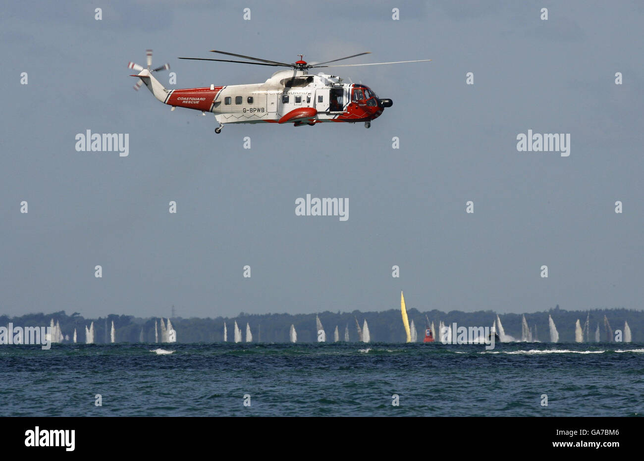 Vela - Skandia Cowes Week Regatta - Isola di Wight. L'elicottero Coastguard G-BPWB, noto come Whisky Bravo, sorveglia la flotta durante la Skandia Cowes Week Regatta. Foto Stock