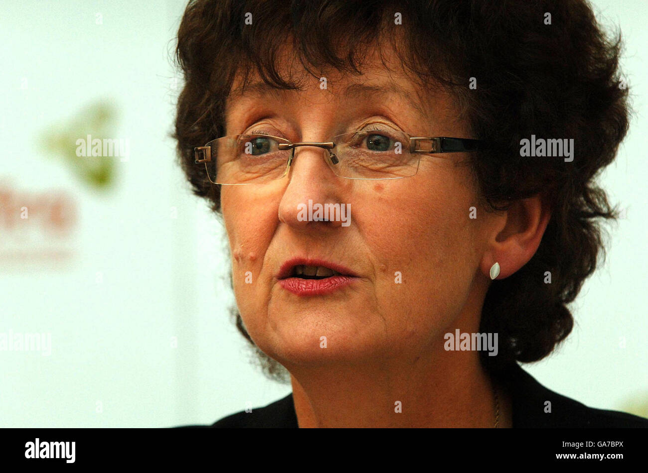 Defra Chief Veterinary Officer Dr. Debby Reynolds parla presso gli uffici Defra di Westminster, Londra, in una conferenza stampa per aggiornare i media sull'attuale situazione dell'afta epizootica nel Surrey, e il successivo divieto di circolazione del bestiame nel paese. Foto Stock