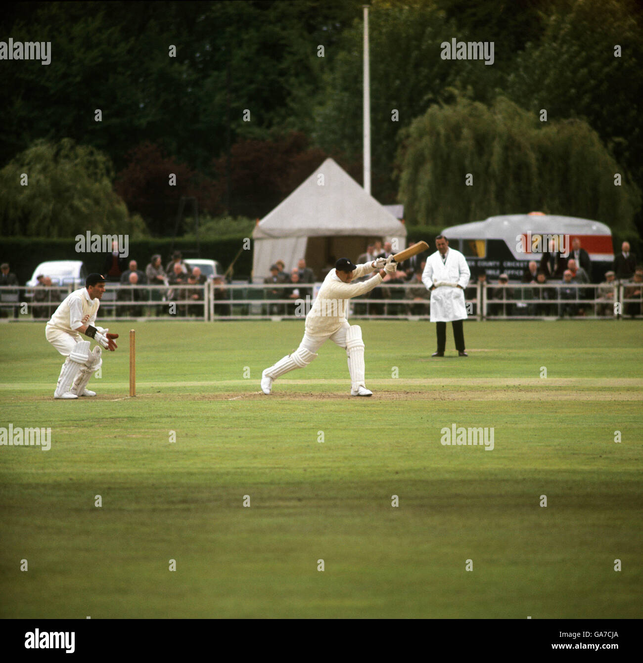 Colin Cowdrey, il kent e il capitano di cricket dell'Inghilterra, battendo per Kent contro Essex a Romford Foto Stock