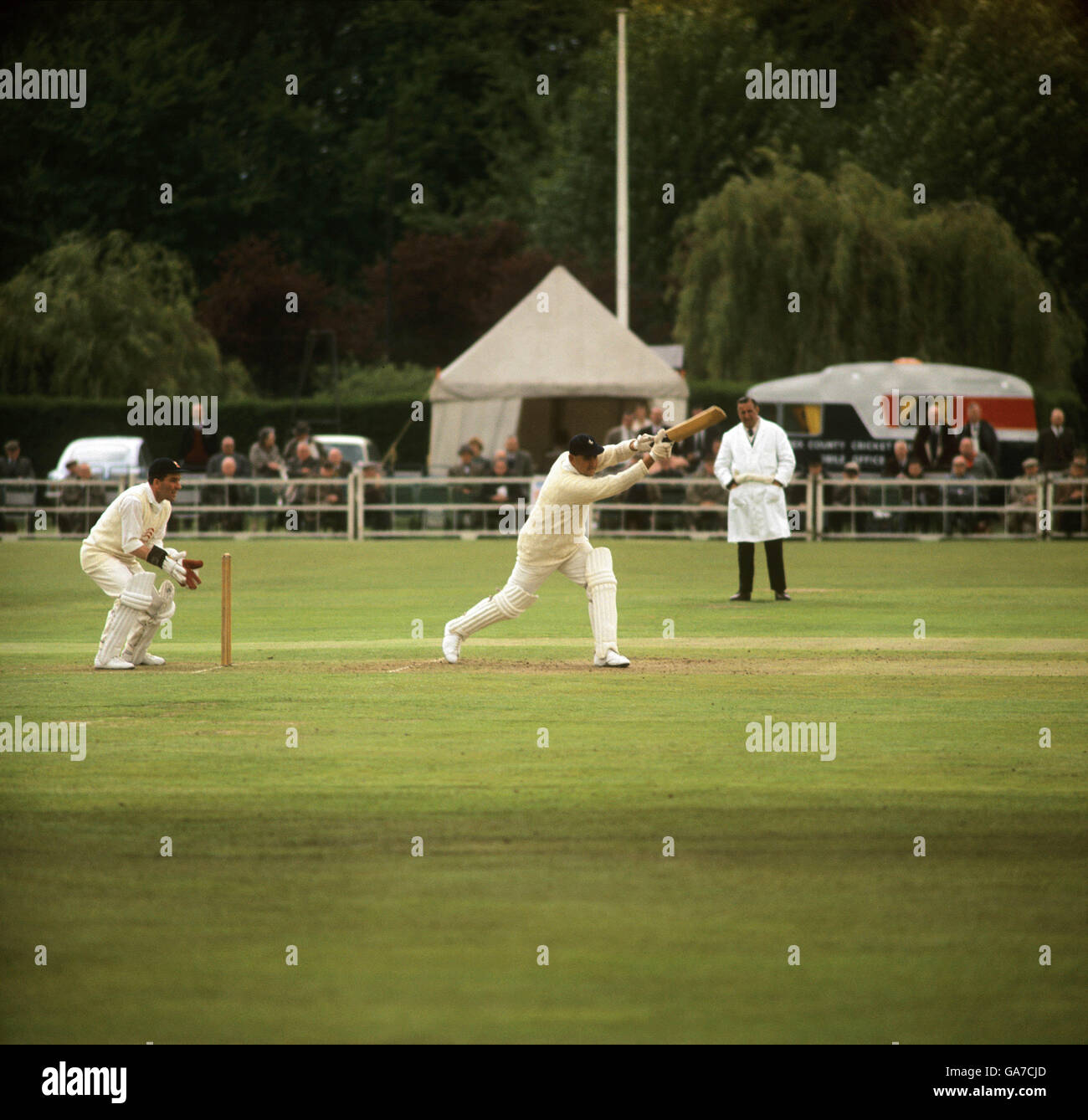 Colin Cowdrey, il Kent e il capitano di cricket dell'Inghilterra, lottando per Kent contro Essex a Romford Foto Stock