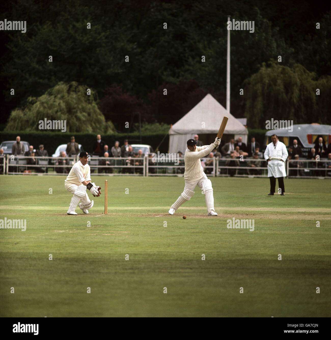 Cricket - County Cricket Essex / Kent - Romford. Colin Cowdrey, il capitano del cricket Kent e Inghilterra, battendo per Kent contro l'Essex a Romford Foto Stock