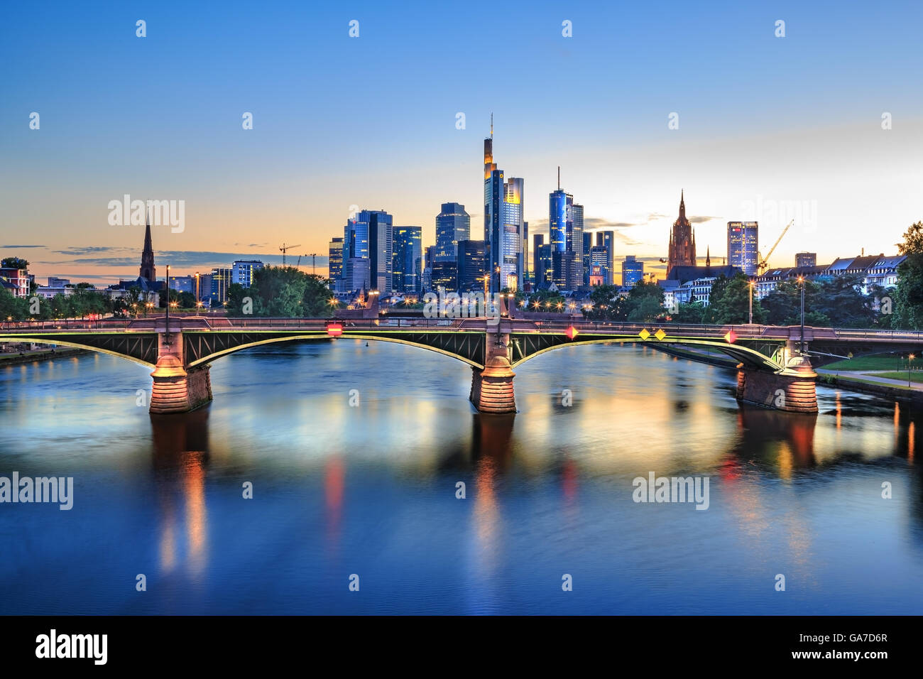 Vista sul fiume principale e la città di Francoforte sul Meno, Germania Foto Stock