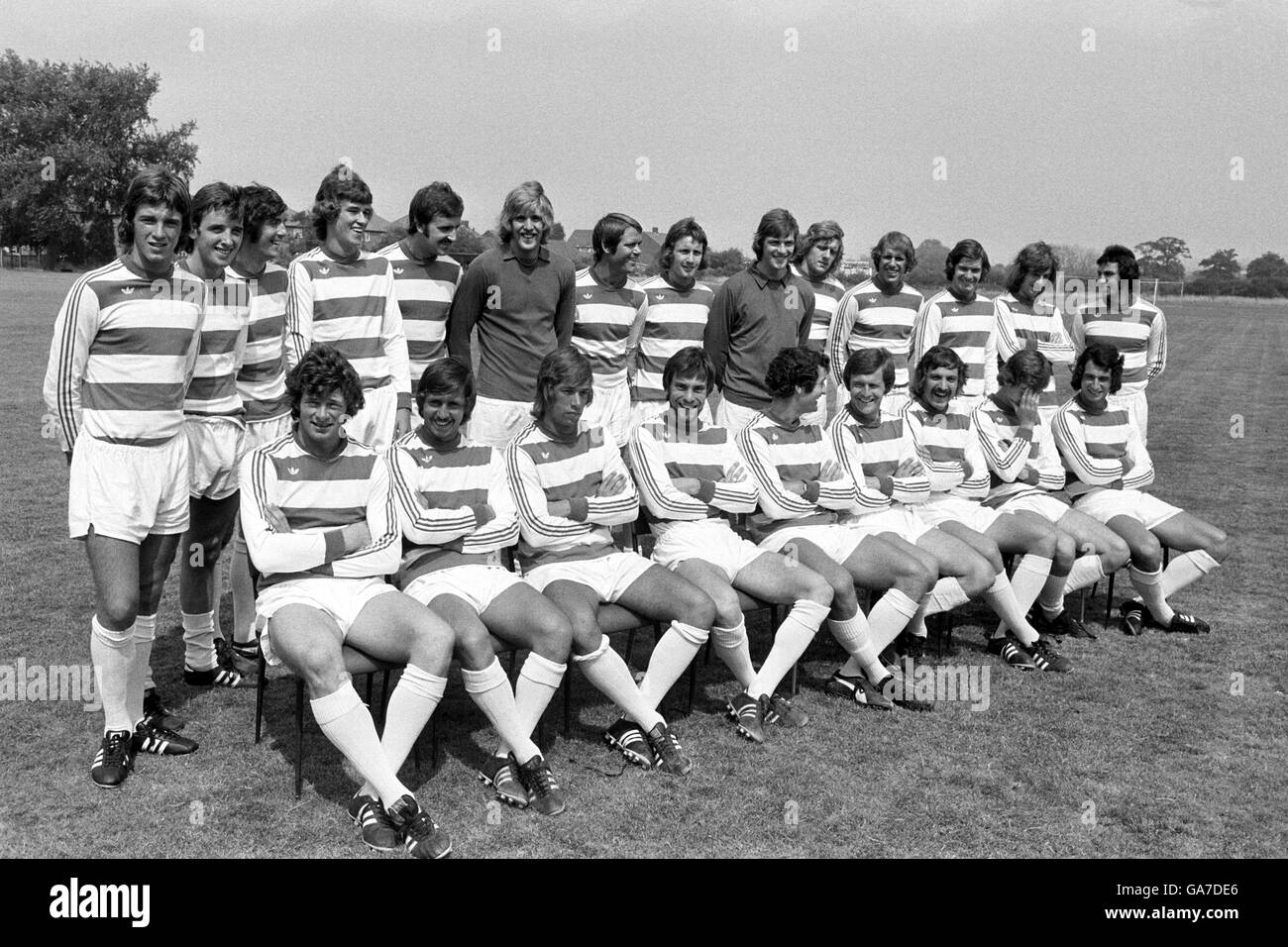 Queens Park Rangers team group: (Back row, l-r) Steve Jones, Tom Cunningham, Tony Tagg, Don Givens, Martyn Busby, Phil Parkes, David Webb, Keith Pritchett, Richard Teale, Ron Abbott, Mick Leach, Don Shanks, Stan Bowles, Gerry Francis; (Prima fila, l-r) Ian Gillard, Don Masson, John Beck, Danny Westwood, Frank McLintock, John Hollins, Don Rogers, Dave Thomas, Dave Clement Foto Stock