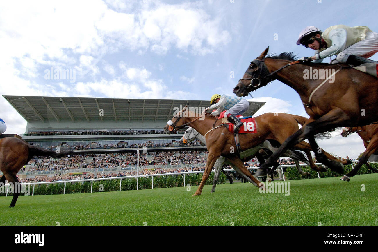 Corse ippiche - Doncaster. I corridori nella handicap ISG finiscono davanti al nuovo Stand all'ippodromo di Doncaster. Foto Stock