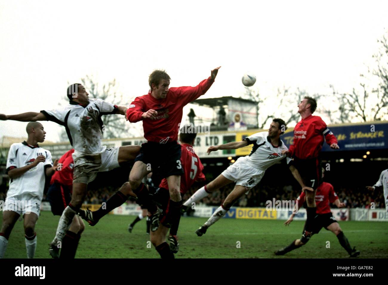 Tutta l'azione nella bocca di York City come Sylvain di Fulham Legwinski è picchiato ad una testata da Chris Brass (r) Foto Stock
