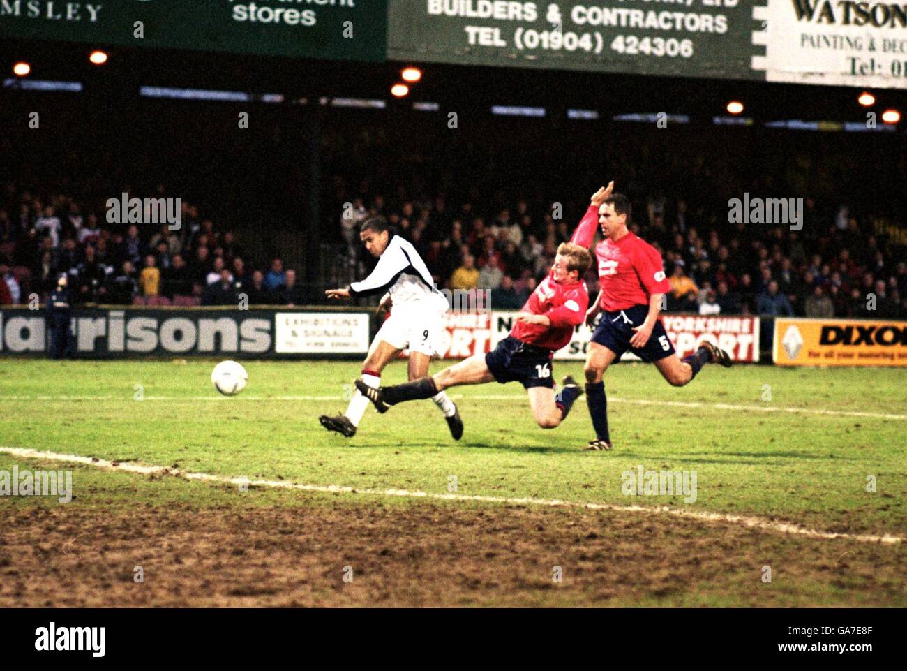 Calcio - fa Cup quarto turno - York City / Fulham. Steve Marlet di Fulham segna il secondo obiettivo nonostante la sfida di Matt Hocking di York City Foto Stock