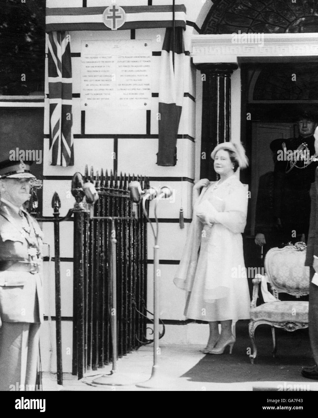 La regina madre come Lei svela una lapide commemorativa sul No.1 Dorset Square, Londra, oggi (sabato) L'edificio è stato utilizzato come sede della resistenza francese durante l ultima guerra. Anche in di presenze è stata di nuovo French Premiere M. Bourges-Maunoury. M. Bourges-Maunoury addestrati in Inghilterra come un leader della resistenza ed era noto come 'M. Poligono' Foto Stock