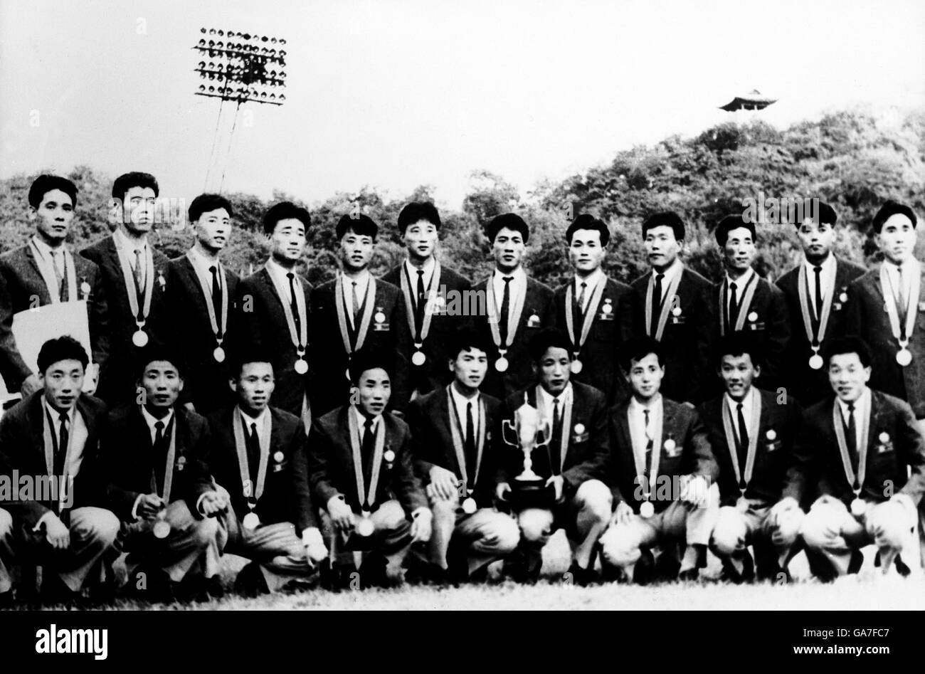 La squadra della Corea del Nord posa con le medaglie dei vincitori, e il trofeo GANEFO, con: Pak Doo Ik (prima fila, r) e Kim Sung il (prima fila, terza fila) Foto Stock