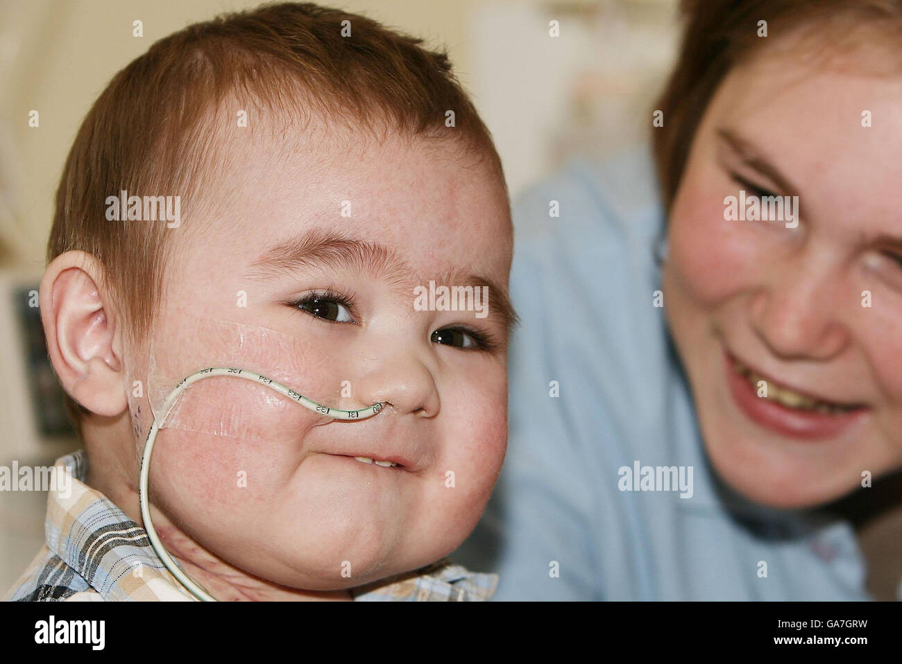Jack Vellam, 13 mesi, con la mamma Danielle Hastings. Jack è diventato il primo bambino al mondo a sopravvivere per 120 giorni su un cuore artificiale esterno. Foto Stock