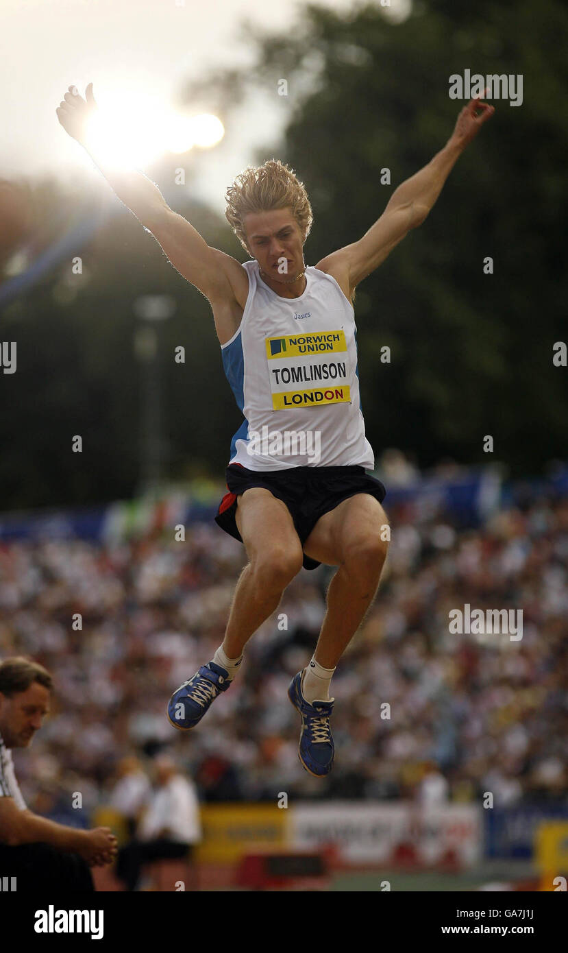 Christopher Tomlinson di Great Britian in azione durante il Long Jump degli uomini durante il Norwich Union Grand Prix al Crystal Palace National Sports Center di Londra. Foto Stock