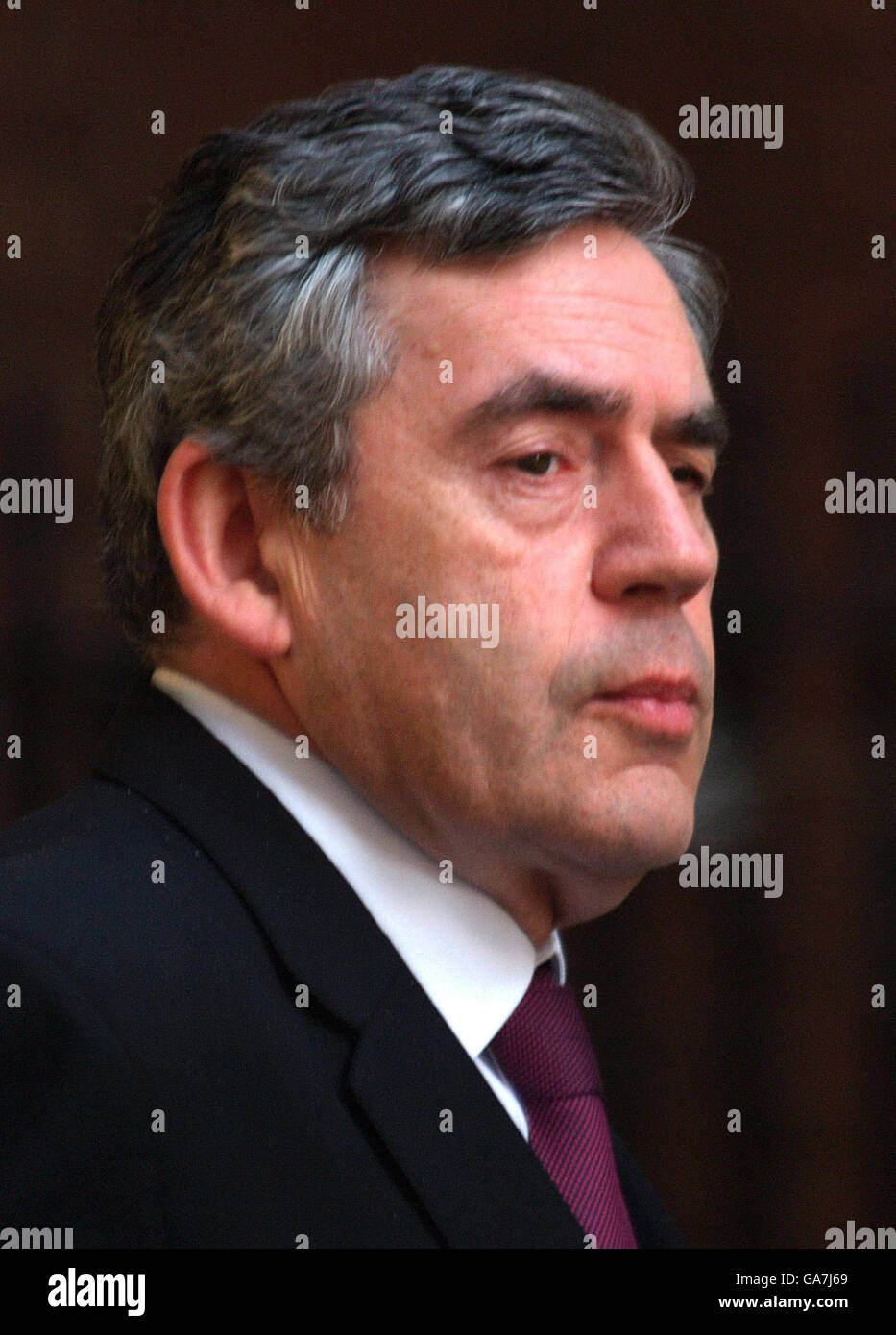 Il primo ministro britannico Gordon Brown torna a Downing Street, dopo aver ridotto la sua vacanza per partecipare a un incontro di emergenza Cobra a seguito dello scoppio di afta epizootica in una fattoria Surryer. Foto Stock