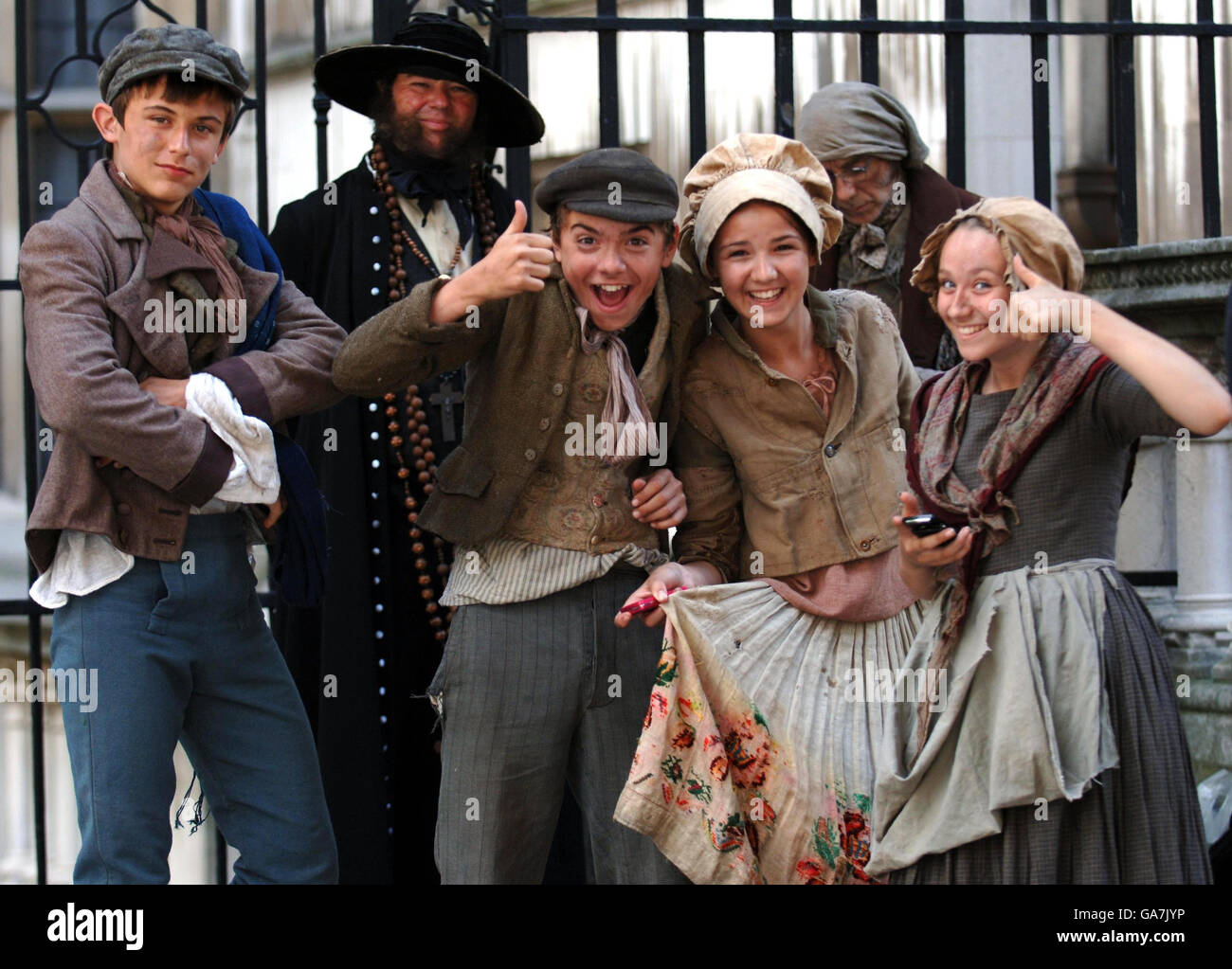 Gli attori minori in programma per i loro ruoli in una produzione della BBC di Oliver Twist prevista per la fine di quest'anno, al di fuori della High Court nel centro di Londra oggi. Foto Stock