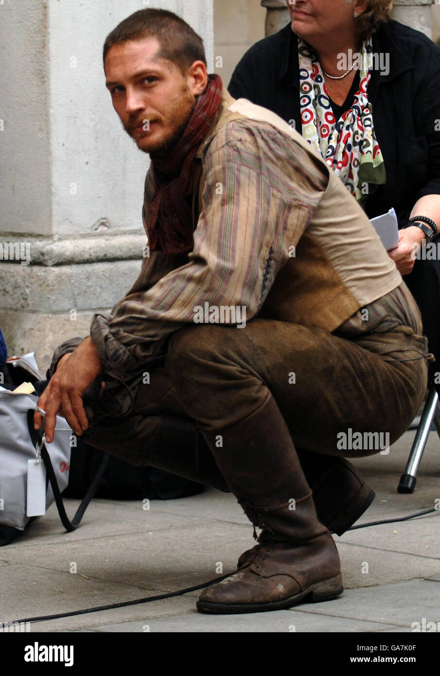 L'attore Tom Hardy che stava filmando il suo ruolo come Bill Sykes in una produzione della BBC di Oliver Twist prevista per più tardi quest'anno, fuori dalla High Court nel centro di Londra oggi. Foto Stock