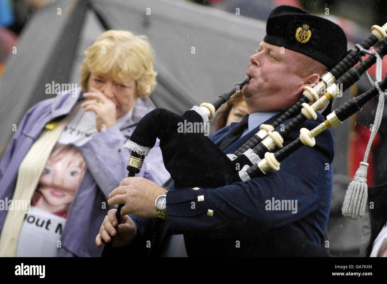 Piper Alistair Gillies suona un lamento per il toddler scomparso Madeleine McCann, con la nonna di Eileen McCann Madeleine alle spalle, al World Pipe Band Championships di Glasgow. Foto Stock