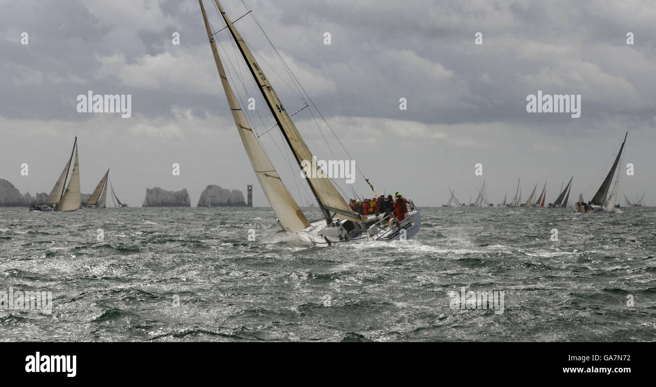 Vista generale di 'Azure' e di altri yacht che corrono fuori dal Solent all'inizio della Rolex Fastnet Race vicino alle rocce Needles, Isola di Wight. Foto Stock