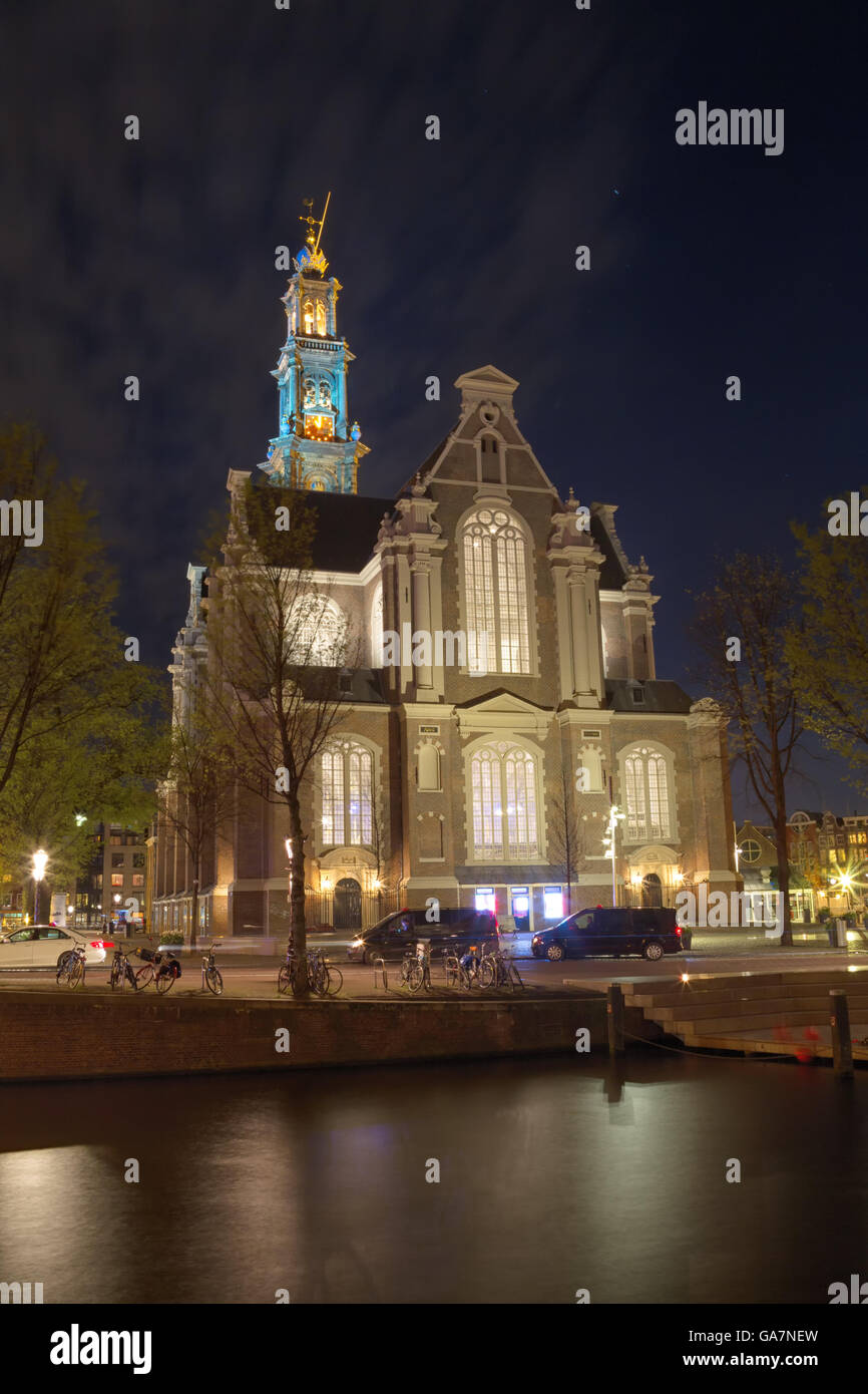 Night Shot della Westerkerk o Chiesa occidentale di Amsterdam, Paesi Bassi nella primavera. Foto Stock