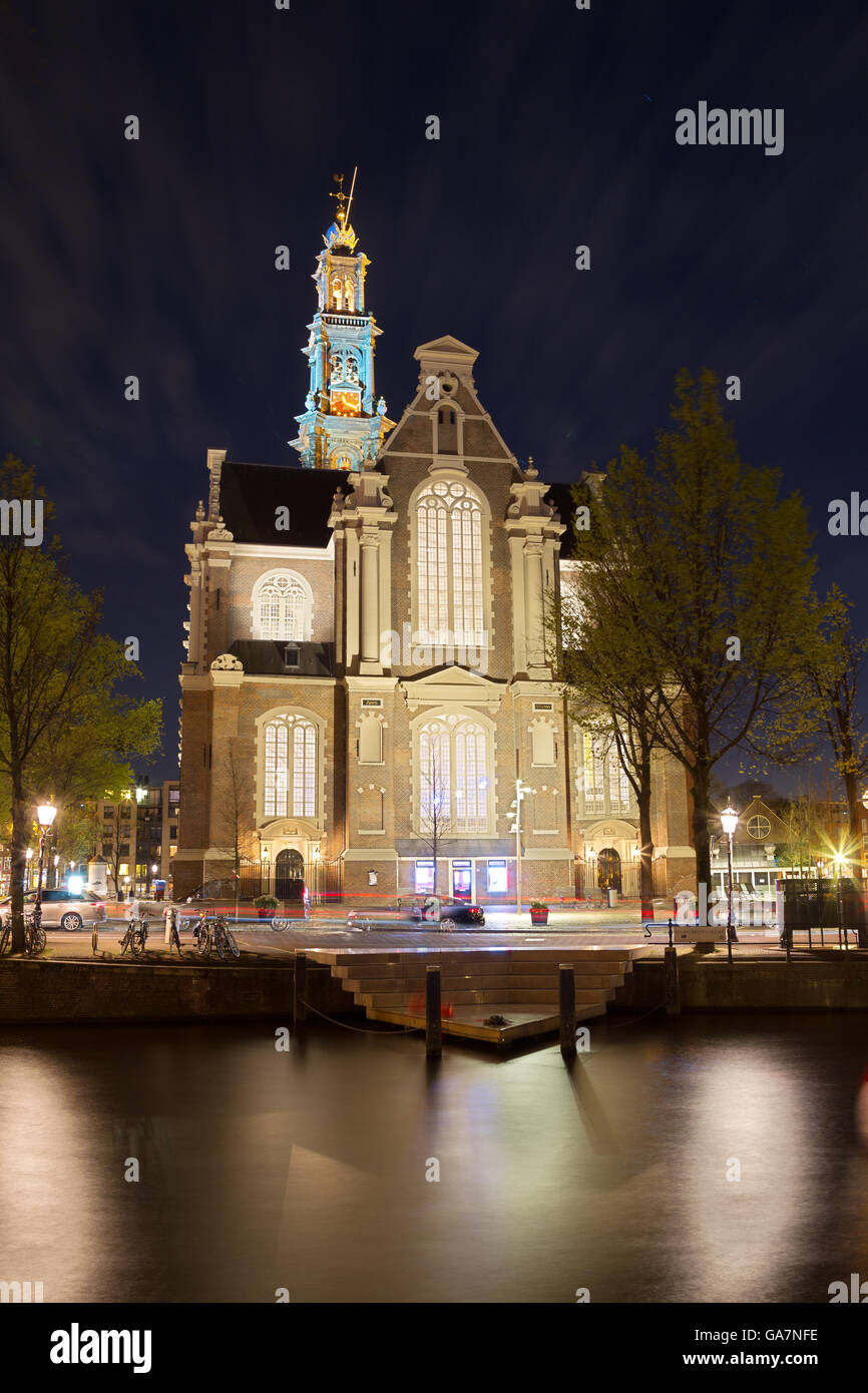 Night Shot della Westerkerk o Chiesa occidentale di Amsterdam, Paesi Bassi nella primavera. Foto Stock