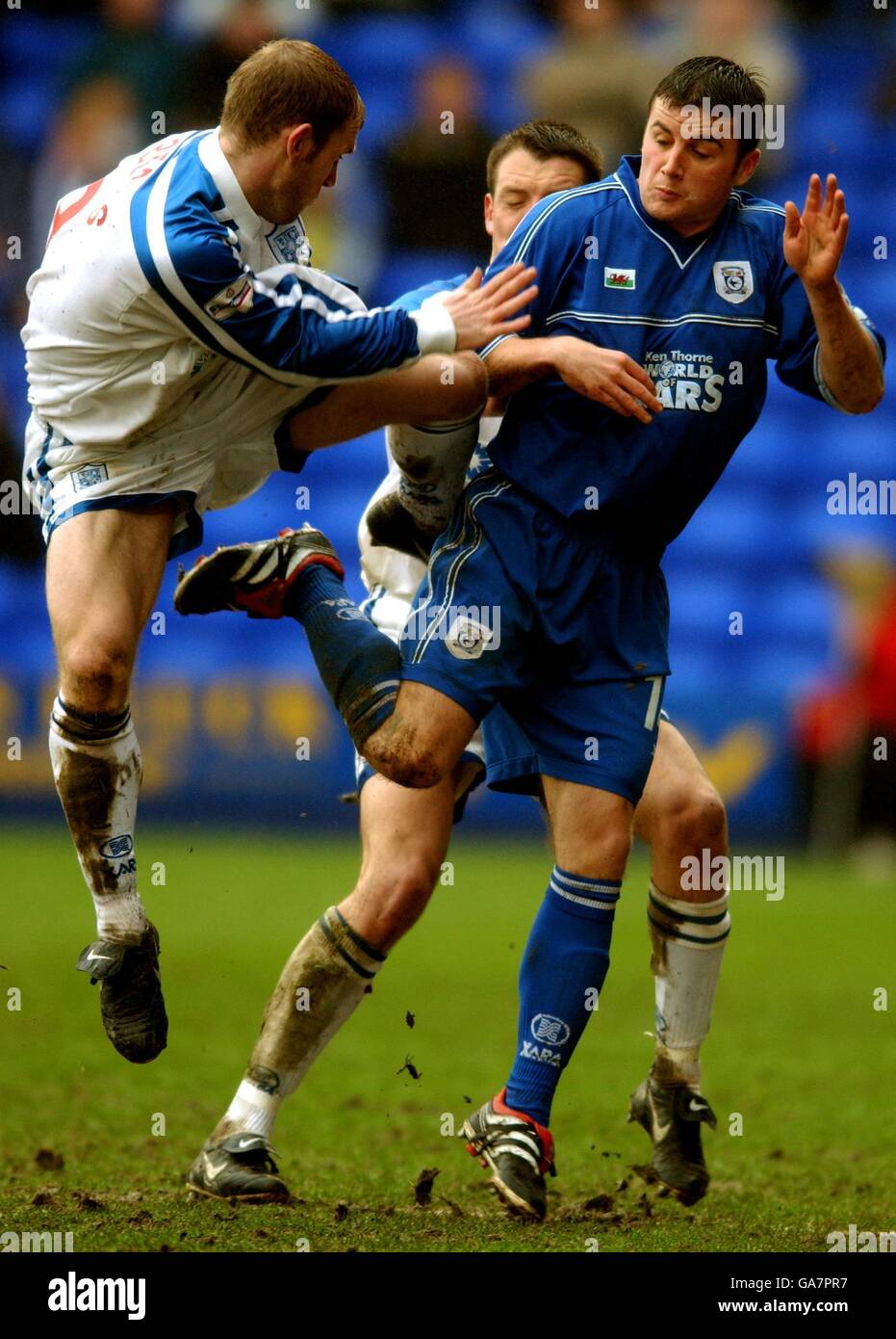 Calcio - AXA fa Cup - quarto turno - Tranmere Rovers / Cardiff City. Gareth Roberts di Tranmere Rovers sembra fare un karate calcio su Paul Brayson di Cardiff City mentre si battono per la palla Foto Stock