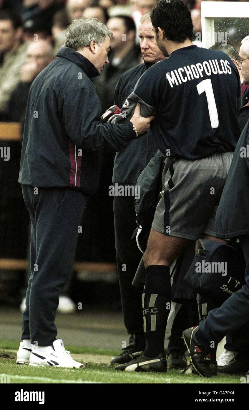Calcio - AXA fa Cup - quarto turno - Cheltenham Town / Burnley. Il direttore di Burnley Stan Ternent aiuta il suo ferito custode Nik Michopoulos fuori dal campo con punteggi a 0-0 Foto Stock