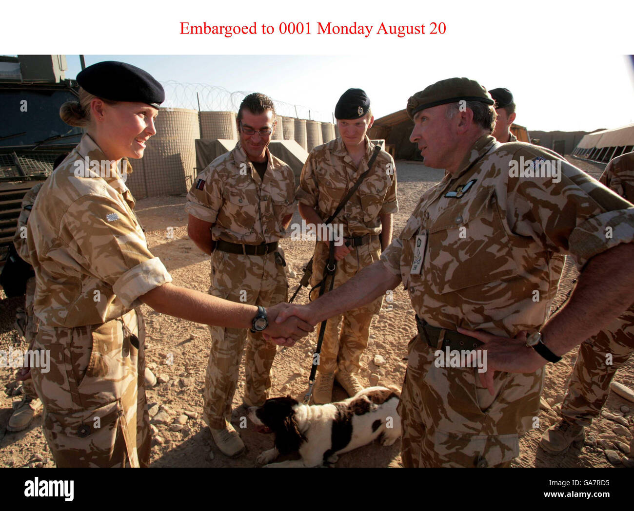 Il capo dello staff generale Sir Richard Dannatt parla alle truppe dopo essere arrivate a Camp Price, Gerashk, nell'Afghanistan meridionale, per visitare le truppe britanniche nell'ambito di una visita di due giorni nel paese, sabato 18 agosto. Foto Stock