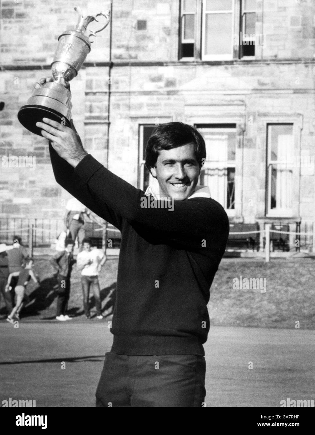 Il campione aperto Severiano Ballesteros regge la caraffa Claret Foto Stock