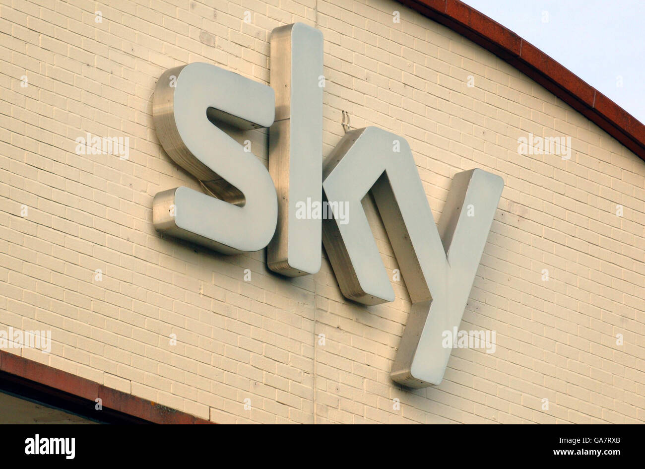 Vista generale del logo Sky TV sui loro uffici Osterley, Londra ovest. Foto Stock