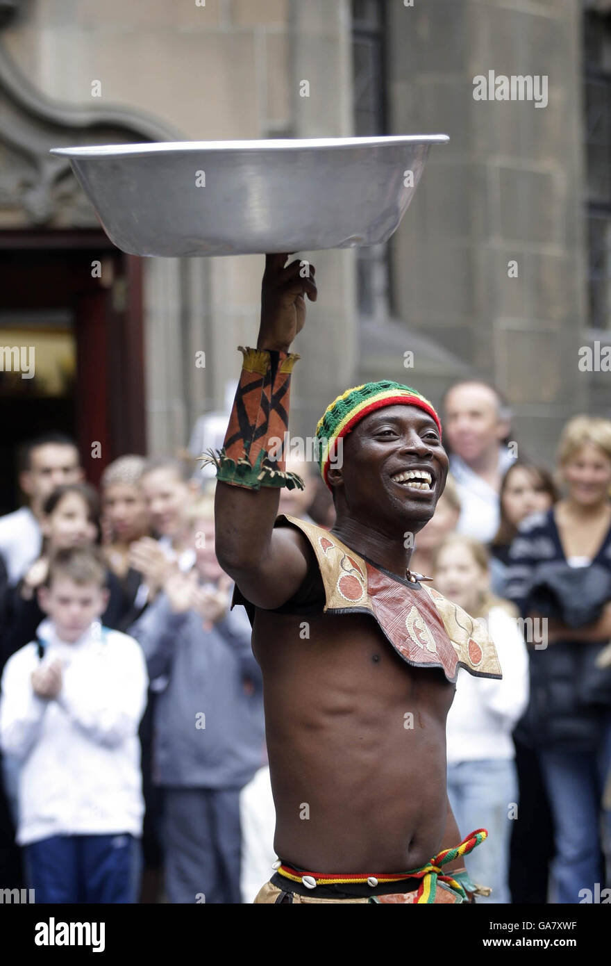 Gli artisti di strada intrattengono la folla lungo il Royal Mile di Edimburgo come parte dell'Edinburgh Fringe Festival. Foto Stock