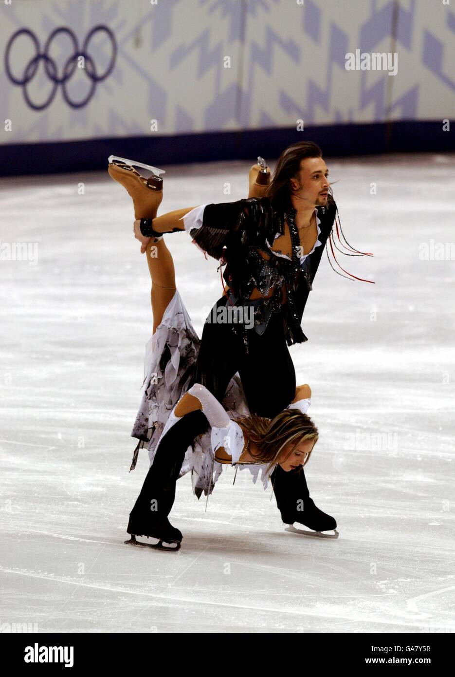 Olimpiadi invernali - Salt Lake City 2002 - Pattinaggio con figure - Danza sul ghiaccio - Danza gratuita. Irina Lobacheva in Russia e il partner Ilia Averbukh sulla strada per la medaglia d'argento nel concorso di danza del ghiaccio Foto Stock