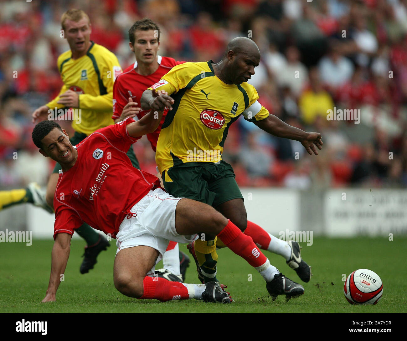 Lewin Nyatanga di Barnsley (a sinistra) si incolla con Barry Hayles di Plymouth Argyle durante la partita del campionato di calcio Coca-Cola all'Oakwell Ground di Barnsley. Foto Stock