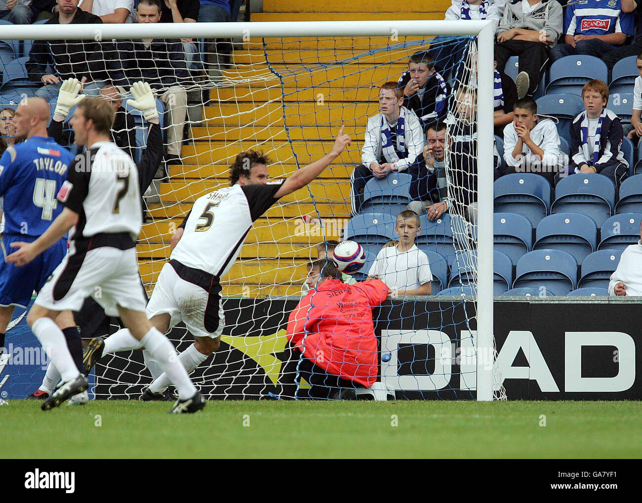 Rotherham's Ian Sharps festeggia dopo aver segnato durante la partita della Coca-Cola Football League 2 a Edgeley Park, Stockport. Foto Stock