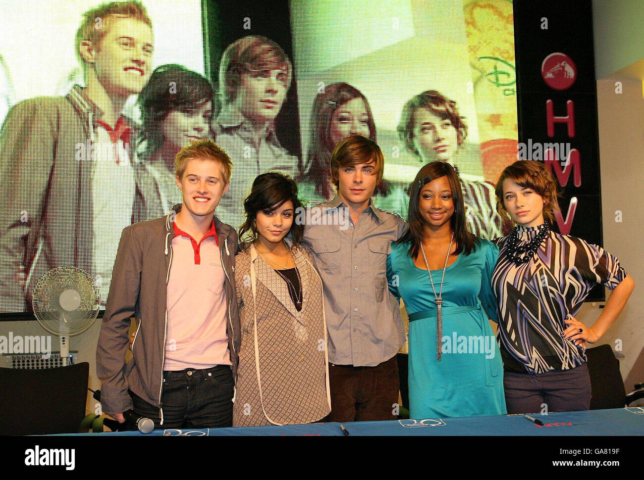 Le stelle del Disney's 'High School Musical' (sinistra-destra) Lucas Grabeel, Vanessa Hudgens, Zac Efron, Monique Coleman & Aleysa Rulin, frequentano una firma per il loro nuovo DVD a HMV, nel centro di Londra. Foto Stock