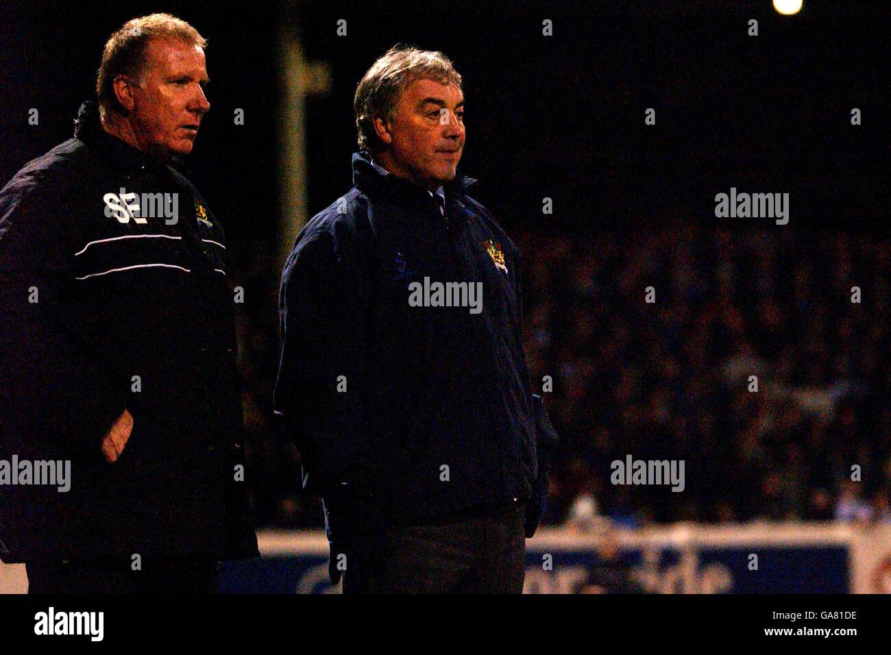 Calcio - Divisione uno - Rotherham United contro Burnley.. Il manager di Burnley, Stan Ternent (r), e l'assistente manager Sam Ellis (l), guardano il loro team dalla linea laterale. Foto Stock