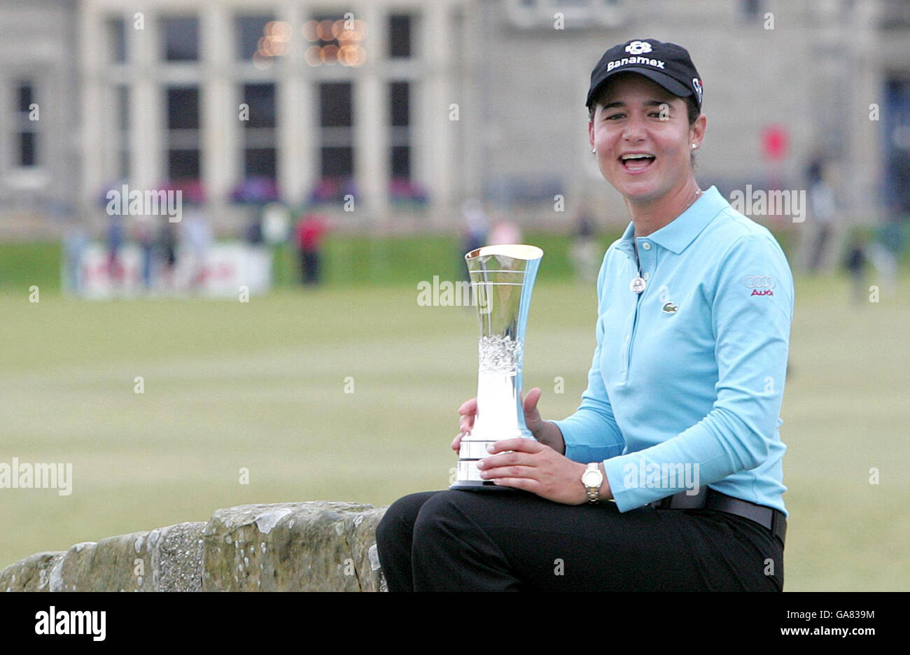 Lorena Ochoa con il trofeo dopo aver vinto durante il Ricoh Women's British Open al Old Course, St Andrews, Scozia. Foto Stock