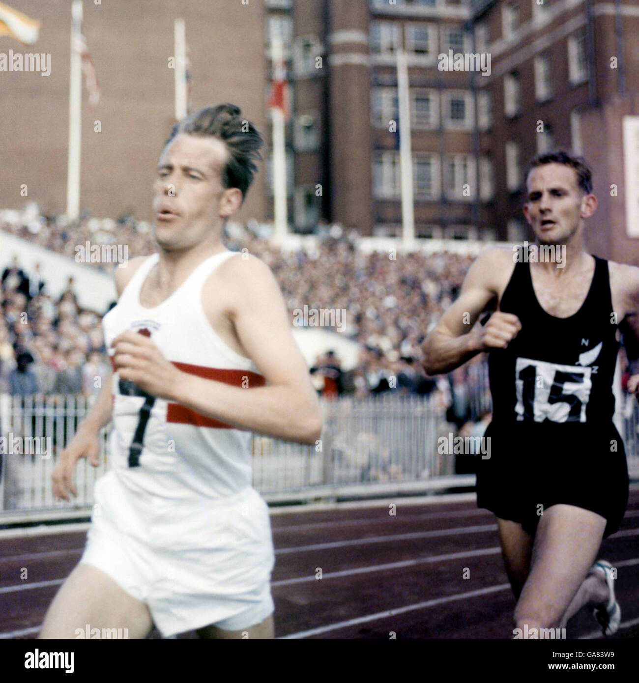 Atletica - Sesto Impero britannico e Giochi del Commonwealth - Cardiff - Men's Three Miles. George Ibbotson, Inghilterra, e Neville Scott, Nuova Zelanda, durante la gara di 5 miglia. Foto Stock