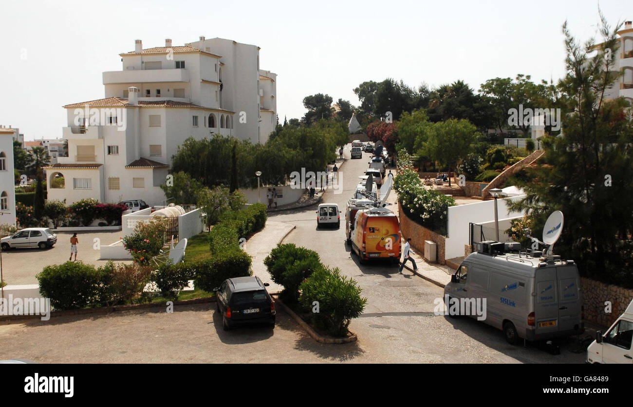 I furgoni provenienti dai canali televisivi di notizie provenienti da tutto il mondo sono parcheggiati fuori dall'appartamento a Praia Du Luz, in Portogallo, dove Madeleine McCann è andato perso il 3 maggio. Foto Stock