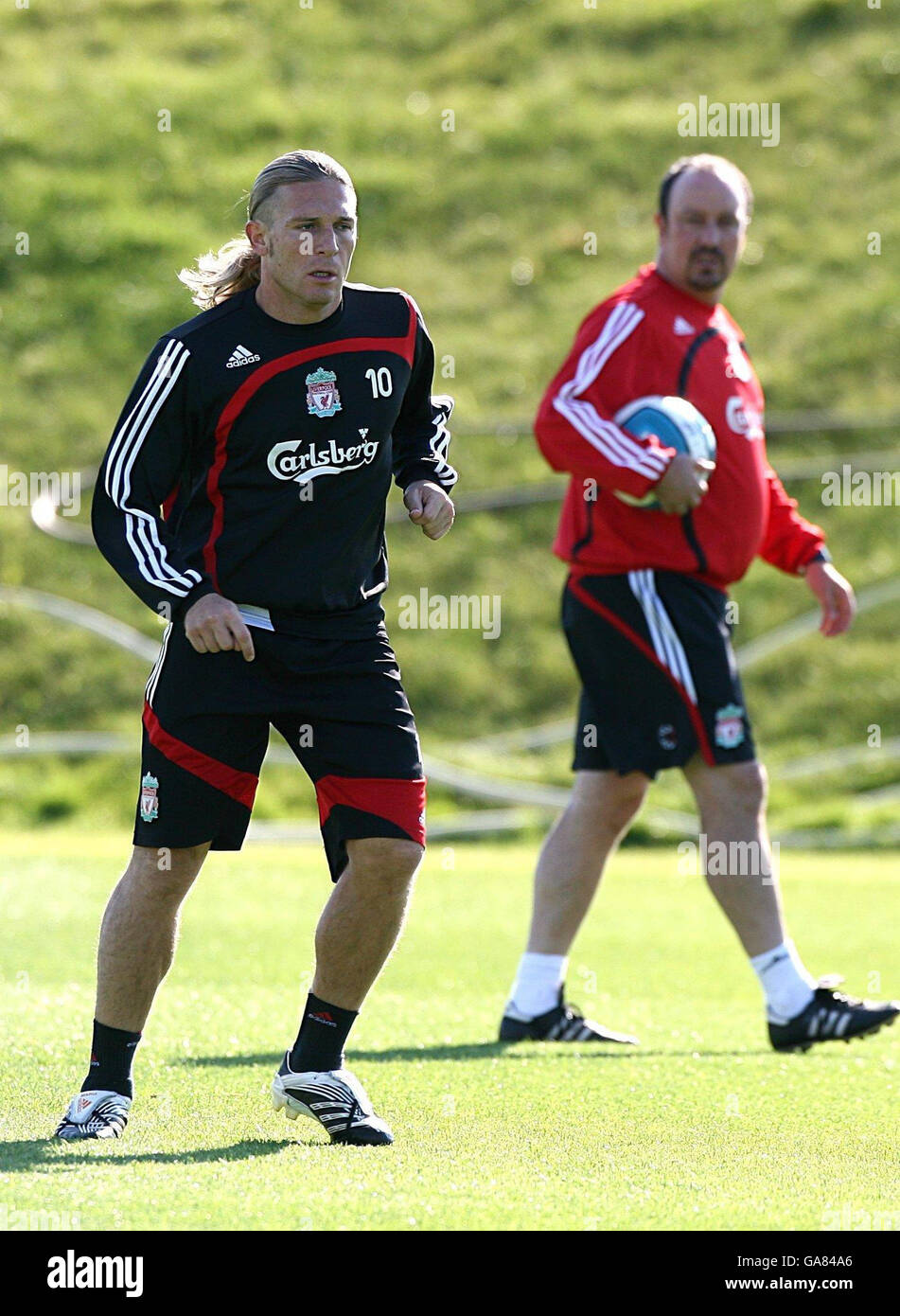 Calcio - UEFA Champions League - Quarter Final - First leg - Liverpool v Chelsea - Liverpool Training - Melwood. La nuova firma di Liverpool Andriy Voronin è sorvegliata dal manager Rafael Benitez (a destra) durante una sessione di formazione a Melwood, Liverpool. Foto Stock