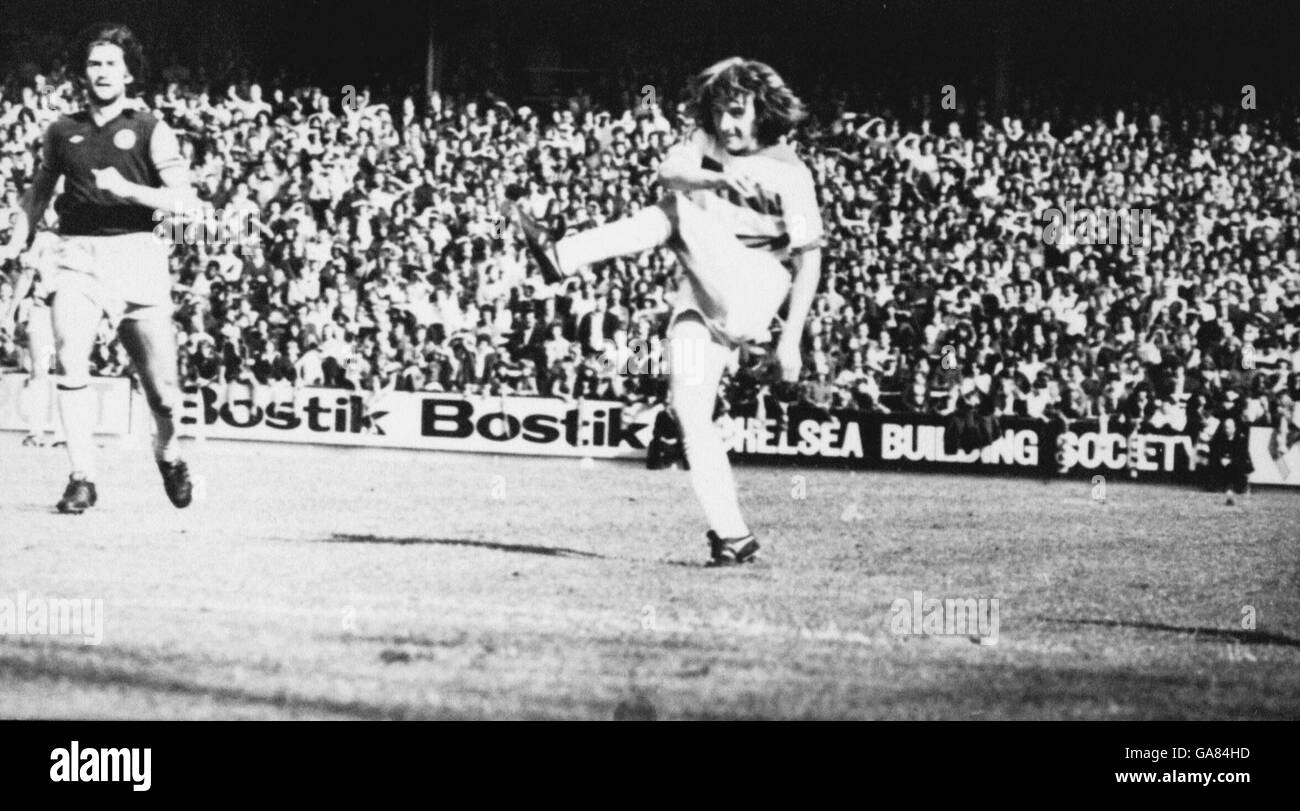 Queens Park Rangers' Stan Bowles (r) spara in un colpo, guardato da Dennis Mortimer di Aston Villa (l) Foto Stock