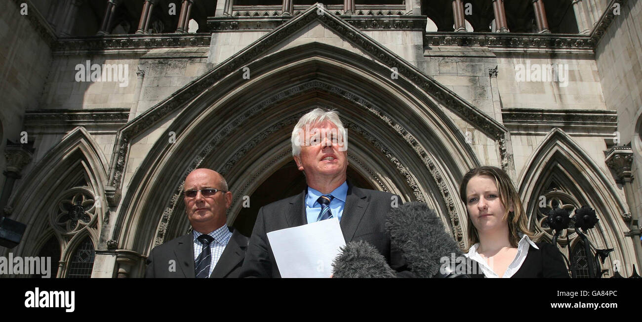 Neil Hunt (centro), Chief Executive della Alzheimers Society, fa una dichiarazione al di fuori della High Court circa la decisione sull'uso di un farmaco per i malati più precoci. Foto Stock