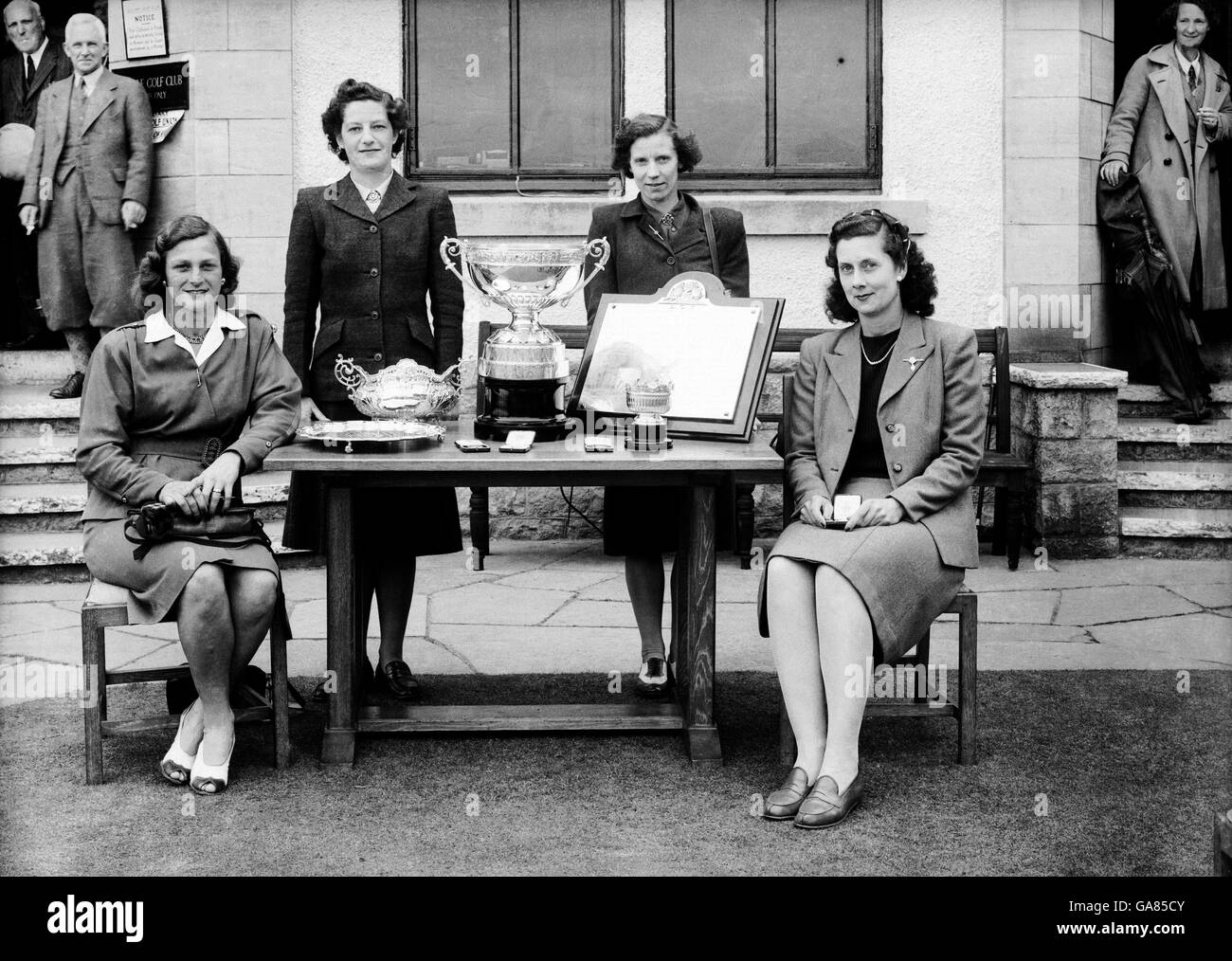 Mildred 'Babe' Zaharias (l) e altre donne top golfers posa con una selezione di trofei Foto Stock