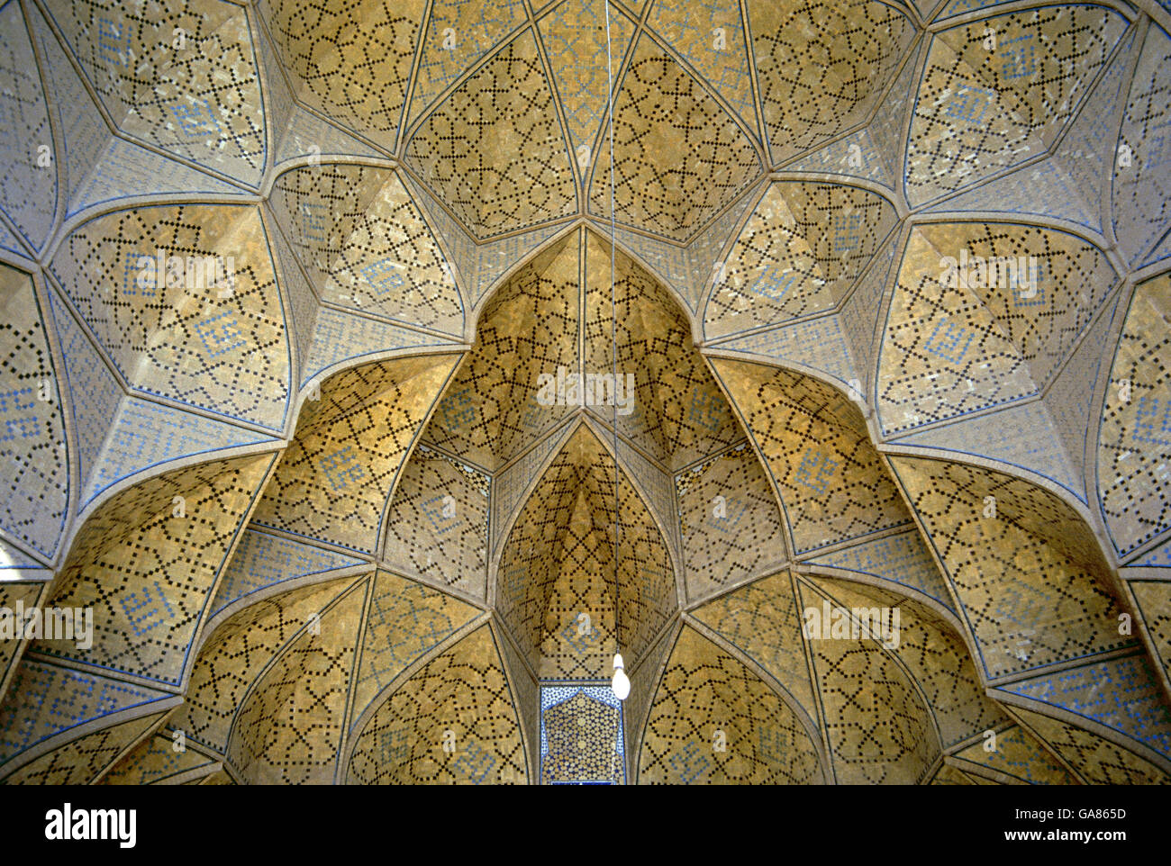 L'Iran. Isfahan la moschea Jameh. (Moschea del Venerdì). Muqarnas decorativo vaulting in Iwan entrata. Xii C. Foto Stock