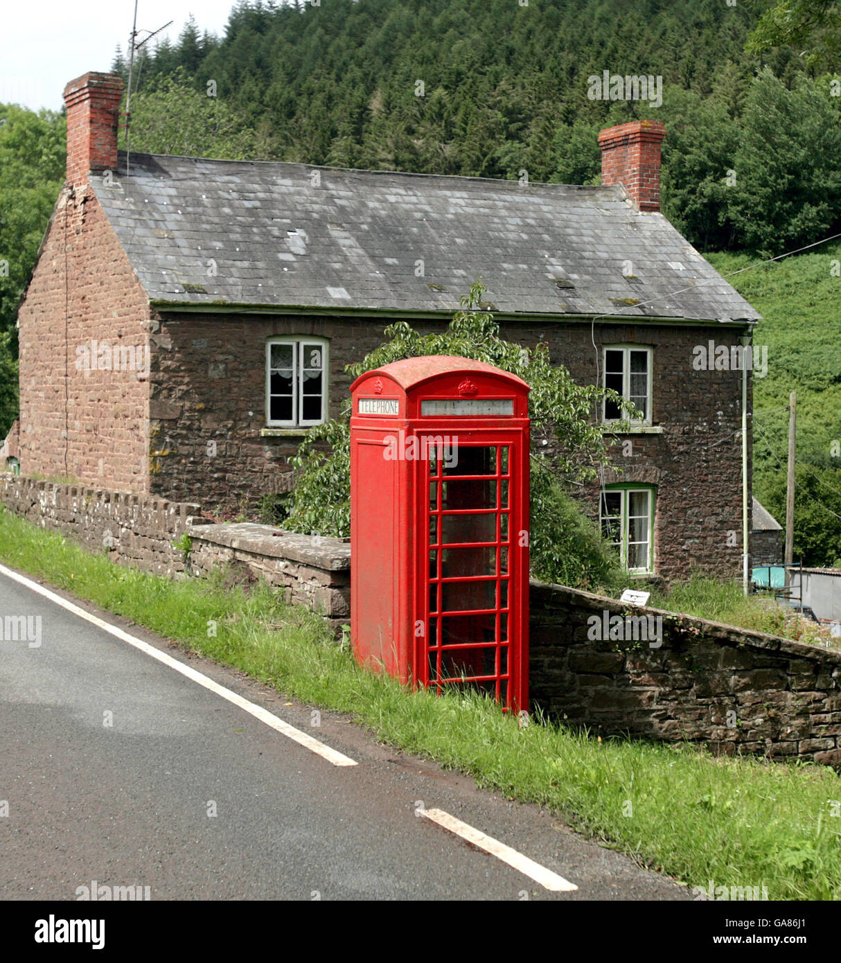 Per la quintessenza britannica. Una scatola telefonica rossa in Galles. Foto Stock