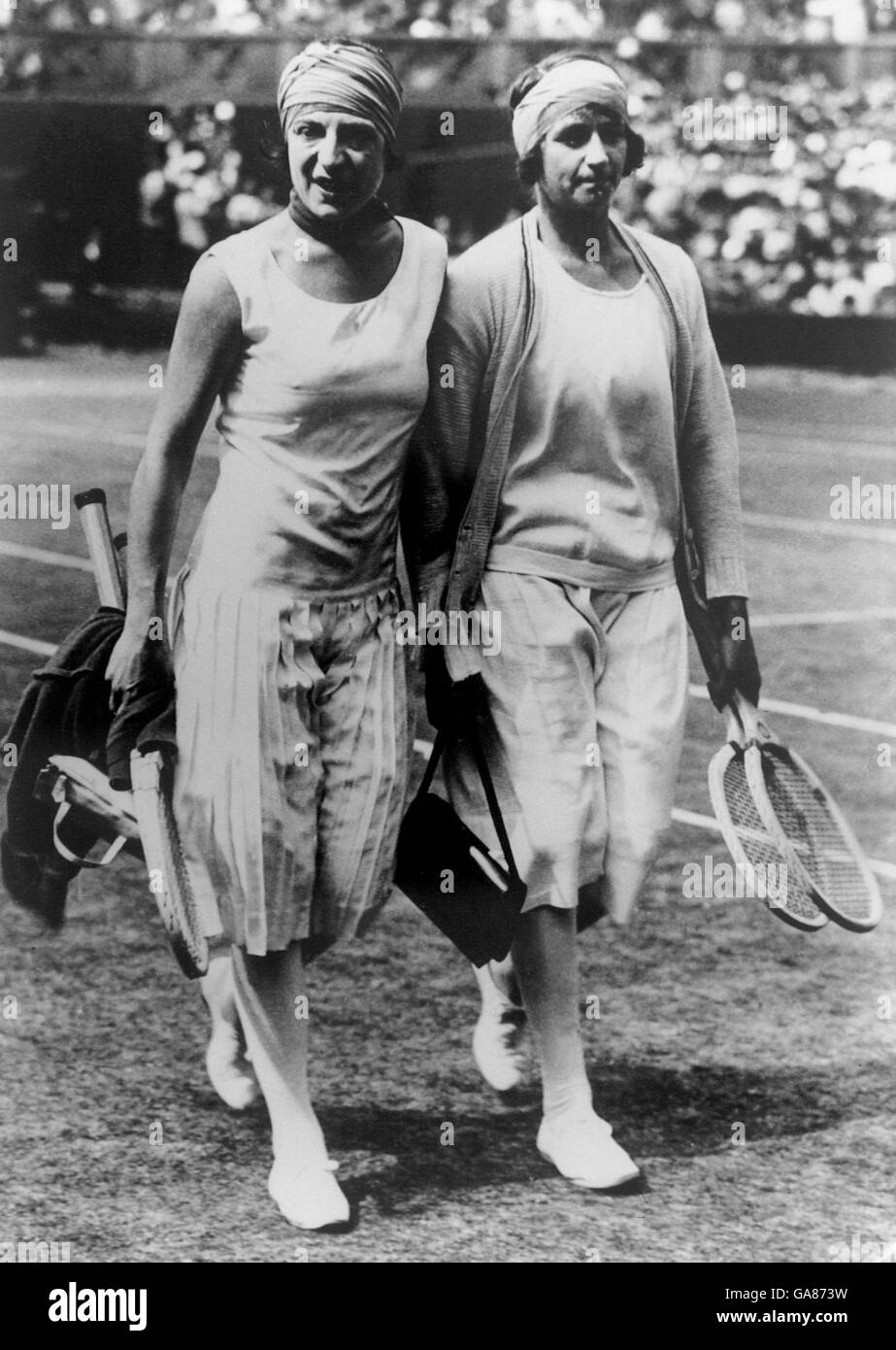 (L-R) Suzanne Lenglen e Kitty Godfree camminano fuori dalla corte insieme dopo la loro partita Foto Stock