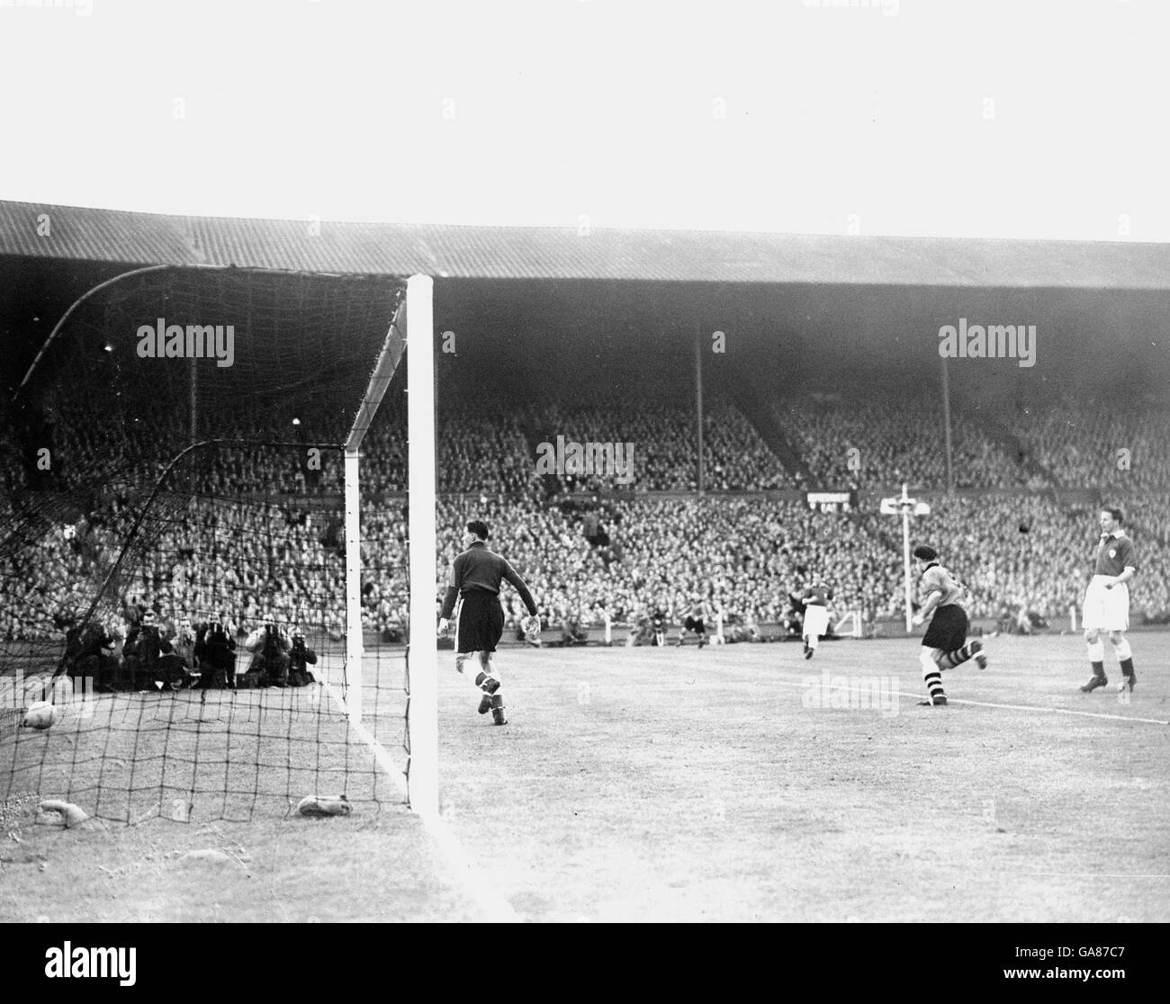 Il portiere di Leicester City Gordon Bradley (l) può solo guardare come Wolverhampton Jesse Pye (r) di Wanderers segna il primo obiettivo di il gioco Foto Stock