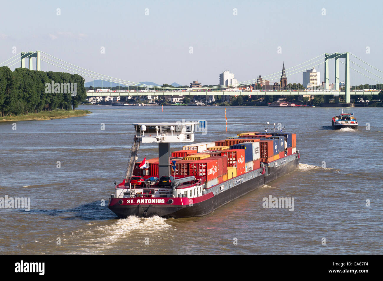 L'Europa, in Germania, in Renania settentrionale-Vestfalia, Colonia, contenitore di nave sul fiume Reno, in background di Rodenkirchener brid Foto Stock
