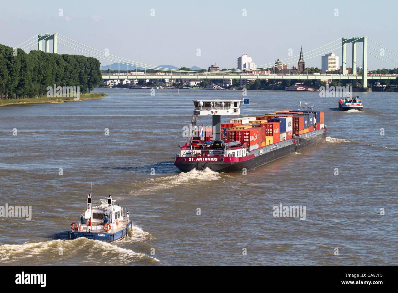 L'Europa, in Germania, in Renania settentrionale-Vestfalia, Colonia, contenitore di nave sul fiume Reno, in background di Rodenkirchener brid Foto Stock