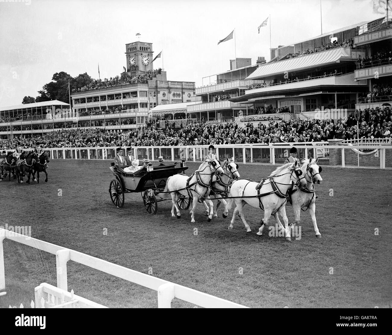 Corse di cavalli - Ascot reale. La processione reale si snoda lungo il corso di Ascot Foto Stock