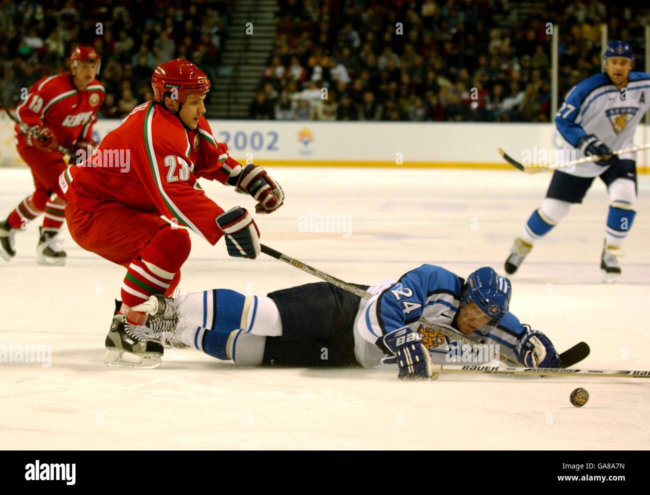 Olimpiadi invernali - Salt Lake City 2002 - Hockey su ghiaccio maschile - Finlandia contro Bielorussia. l-r; Ruslan Salei della Bielorussia e Sami Kapanen della Finlandia combattono per il possesso del pugno Foto Stock