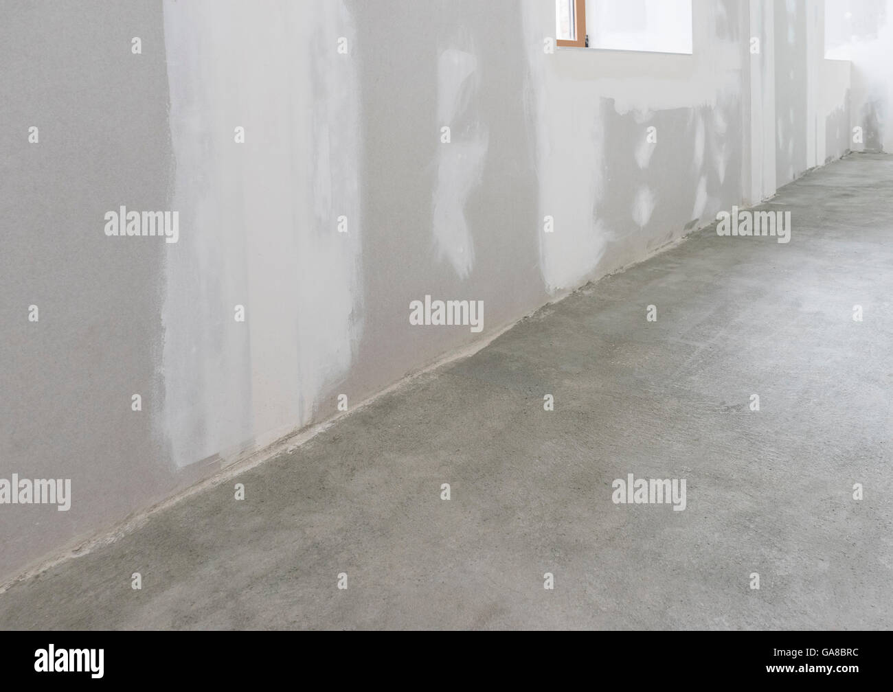 Appartamento incompiuto interno con pavimento in calcestruzzo Foto Stock
