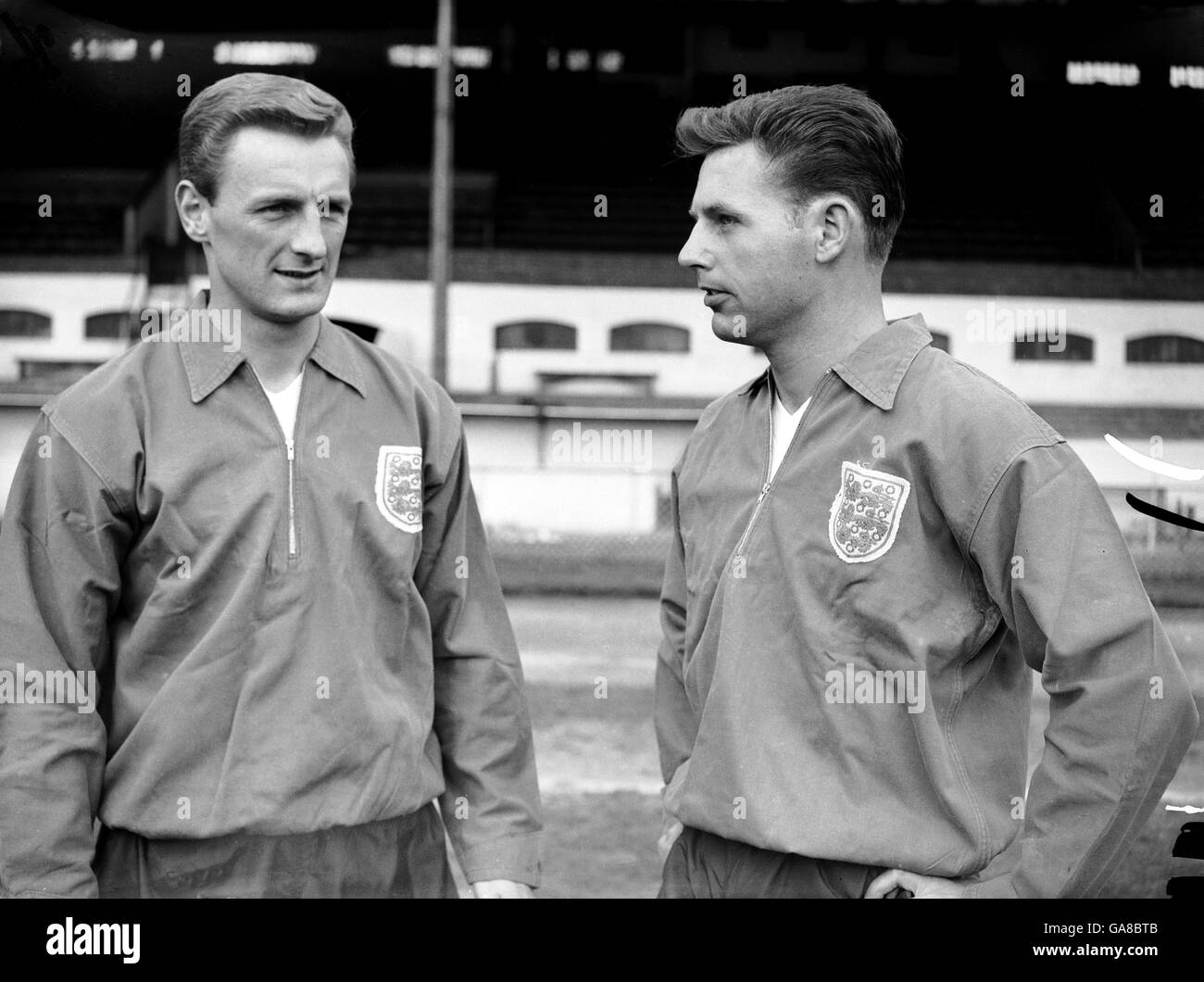 Calcio - amichevole - Inghilterra v Brasile - Inghilterra formazione. (L-R) George Eastham e Gordon Milne, Inghilterra Foto Stock