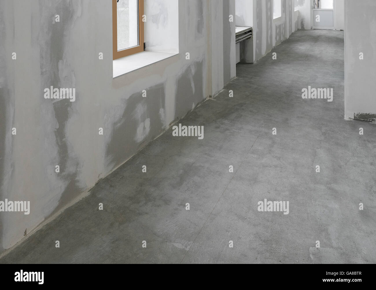 Appartamento incompiuto interno con pavimento in calcestruzzo Foto Stock